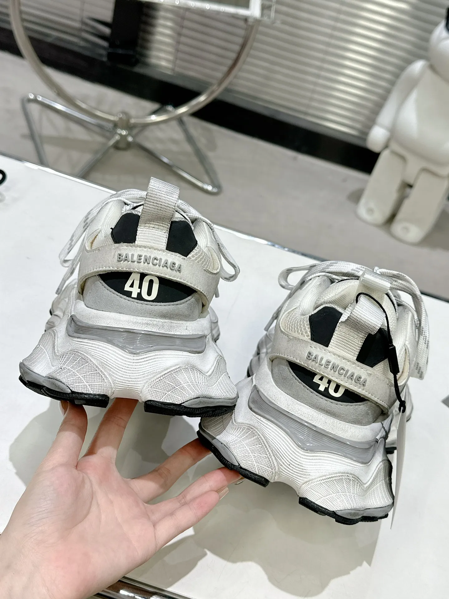 👟👟Ex-factory price 900👟👟 Balenciaga SUMMER 24 Cargo Sneaker Global Limited Edition (JDL) top version super hot! The ultimate secret of 6XL. With the release of Balenciaga's summer 24 series, the 6XL sneakers worn by Liu Haoran on the show once again became a fashion talking point. As soon as the show ended, many bloggers posted reviews of these shoes and comparisons with the 3XL. Looking closely at the whole shoe, there is a larger variant of the "B" logo and a smaller bright yellow as embellishment. The upper material is still normal leather + mesh. All pairs of original materials. Number of yards: 35-45 yards.